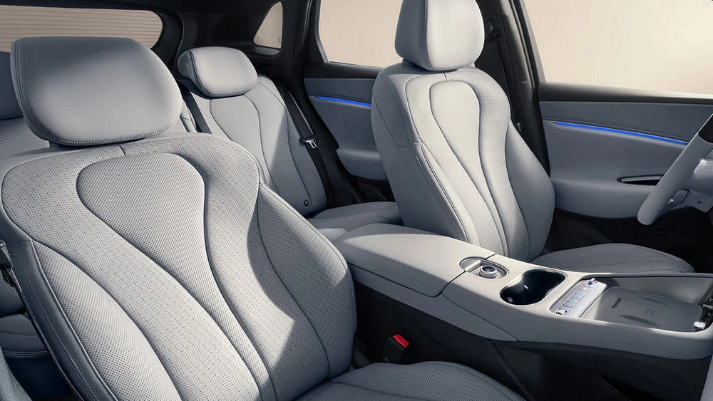 Электрический кроссовер BYD Sealion 06 EV салон интерьер сиденья первый ряд