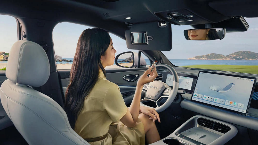 Гибридный кроссовер BYD Sealion 06 DM-i салон интерьер девушка за рулем