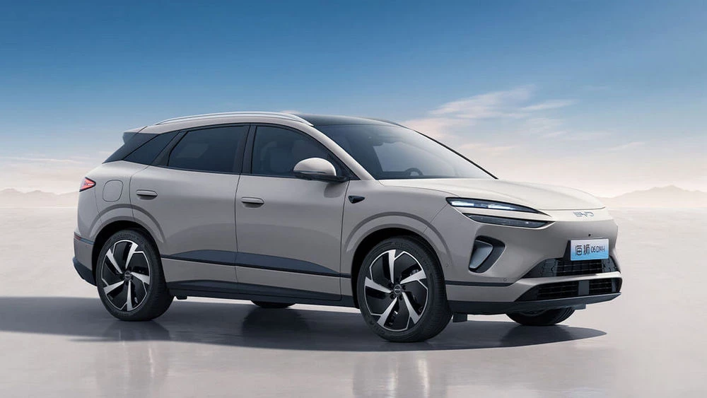 Гибридный кроссовер BYD Sealion 06 DM-i сбоку спереди