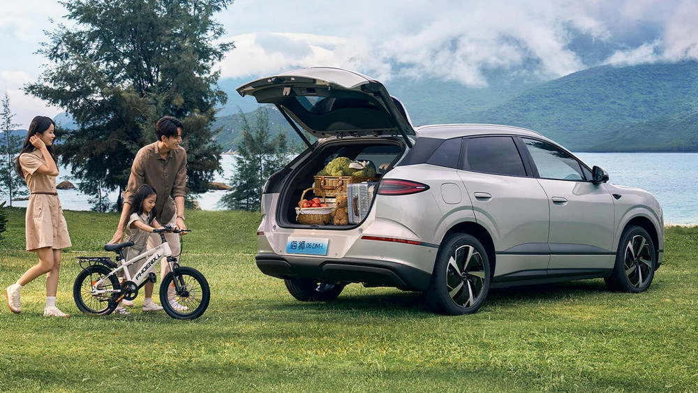 Гибридный кроссовер BYD Sealion 06 DM-i сбоку сзади багажник