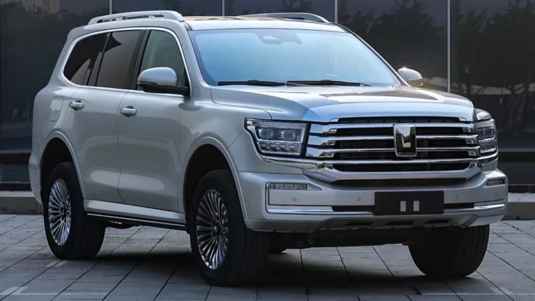 обновленный внедорожник Tank 500 Hi4-T сбоку спереди