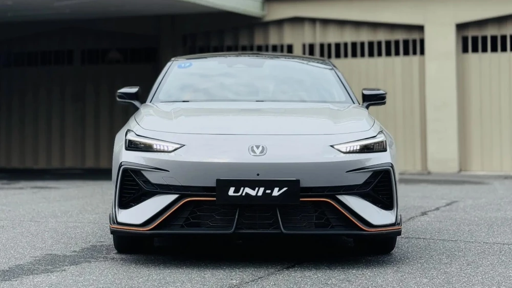 лифтбек Changan Uni-V спереди новое поколение