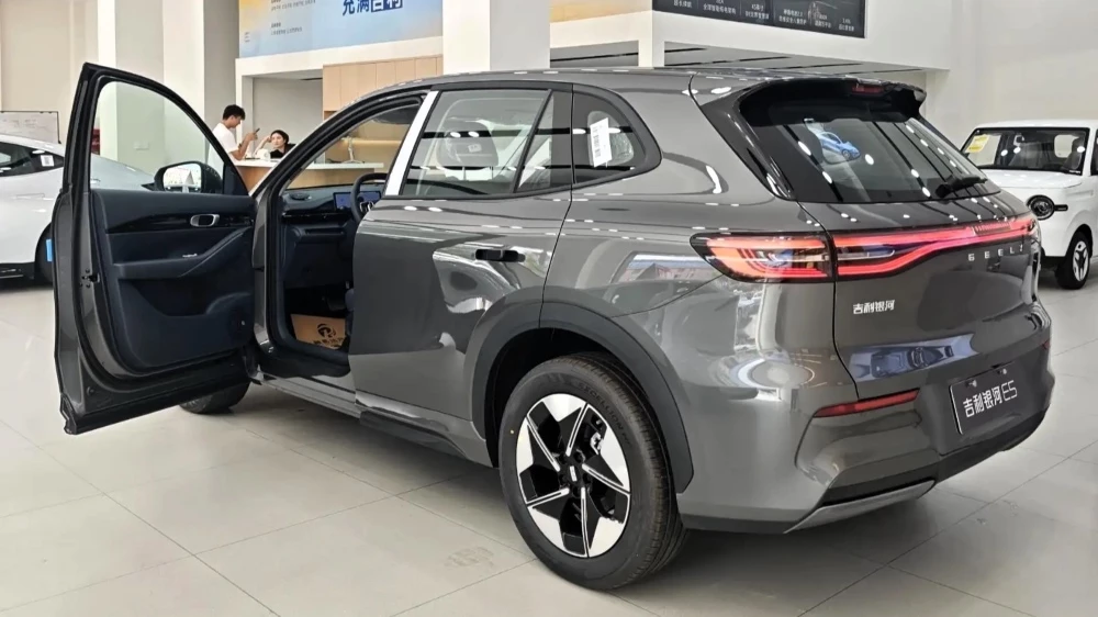 Электрический кроссовер Geely E5 EX5 сбоку сзади 2026 у дилера