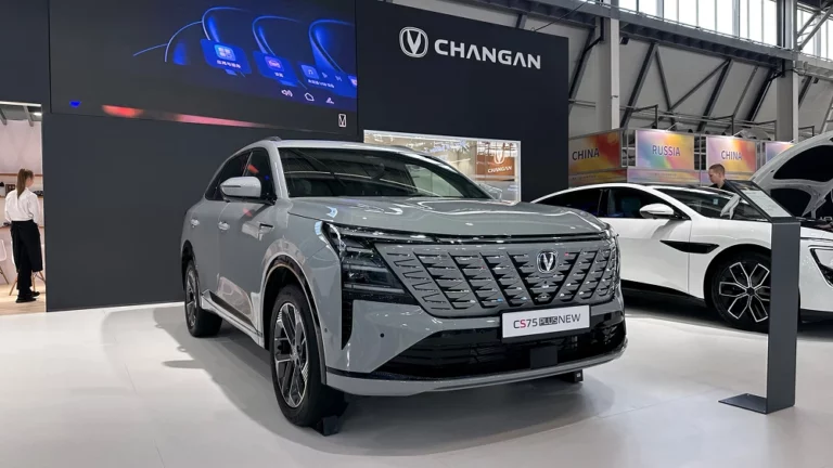 changan cs75 plus сбоку спереди кроссовер четвертого поколения полный привод серый обзор