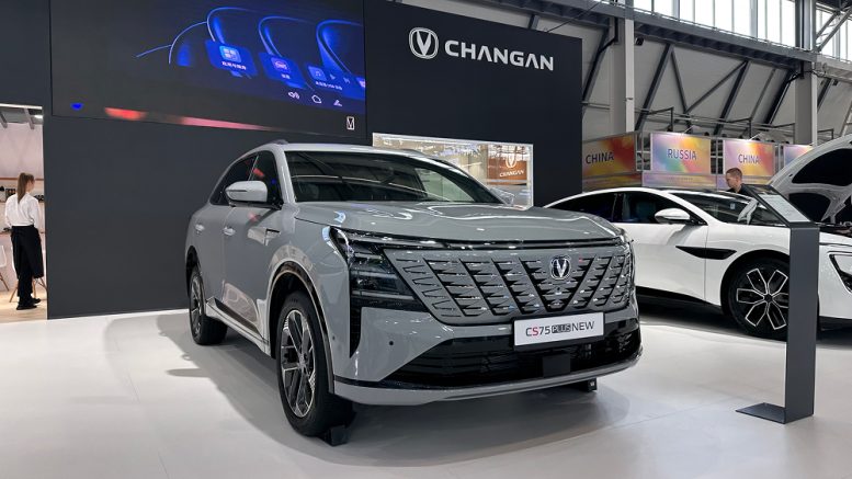 changan cs75 plus сбоку спереди кроссовер четвертого поколения полный привод серый обзор