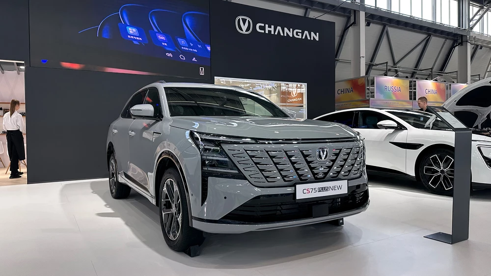 changan cs75 plus сбоку спереди кроссовер четвертого поколения полный привод серый обзор