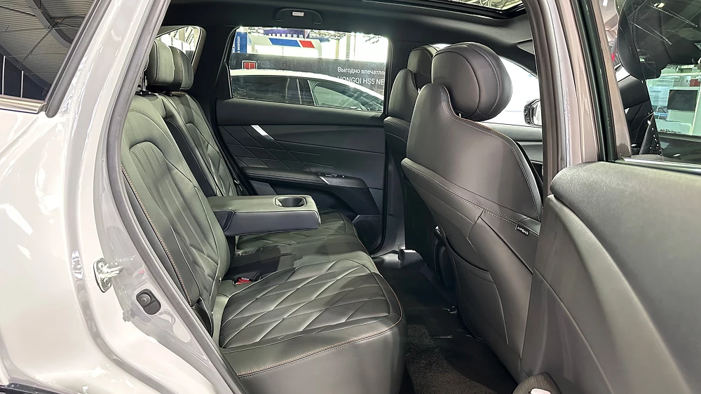 changan cs75 plus четвертого поколения черный салон второй ряд сидений