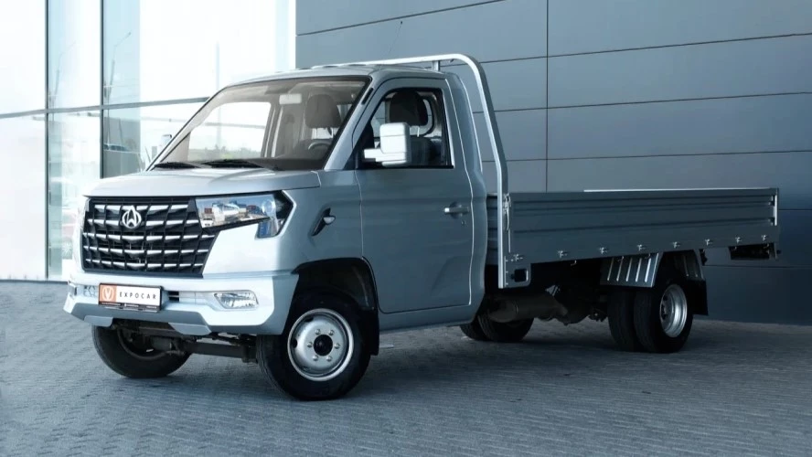 Changan Star Truck Plus cпереди сбоку фургон
