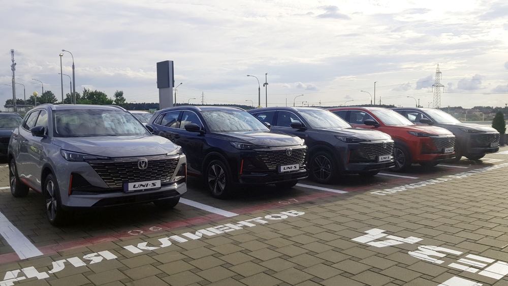 Кроссоверы Changan Uni-S в минске беларуси у дилера сбоку спереди