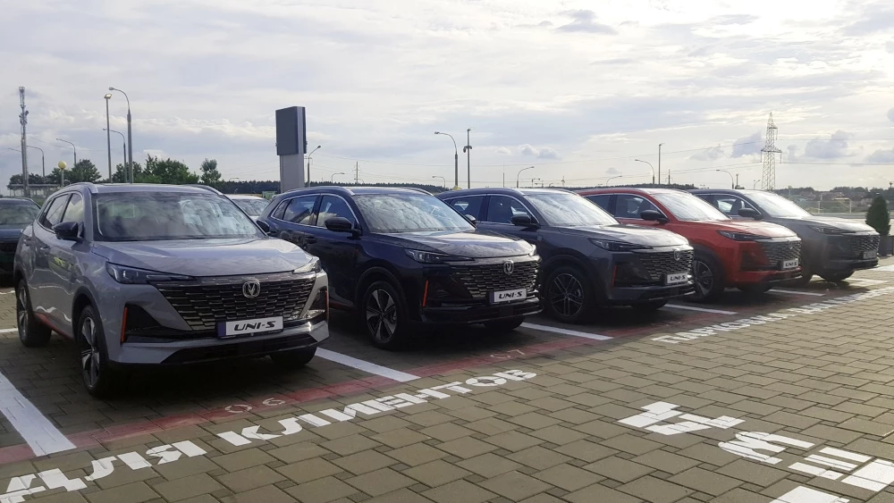 Кроссоверы Changan Uni-S в минске беларуси у дилера сбоку спереди