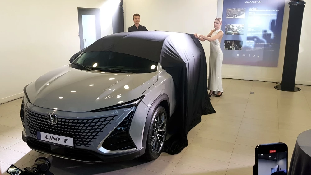 Кроссовер Changan Uni-T сбоку спереди у дилера в минске беларуси презентация