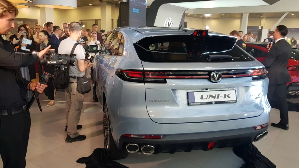 Кроссовер Changan Uni-K у дилера в автосалоне презентация в минке беларуси