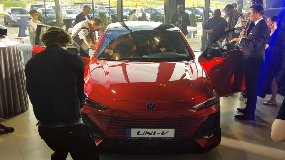 Лифтбек Changan Uni-V у дилера в автосалоне презентация в минке беларуси
