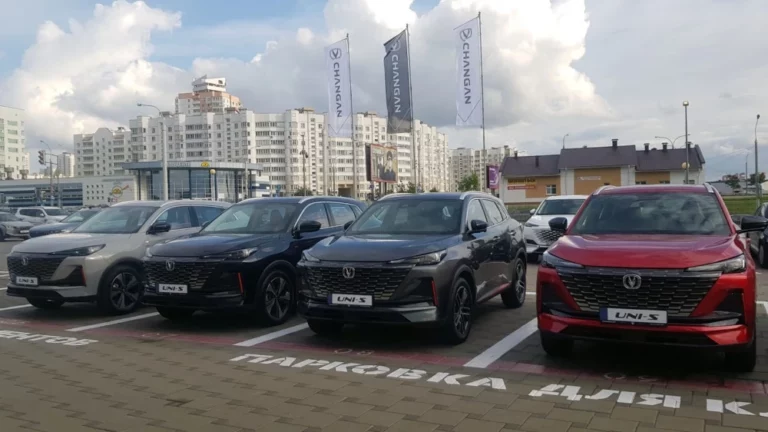 Кроссоверы Changan Uni-S в минске беларуси у дилера сбоку спереди