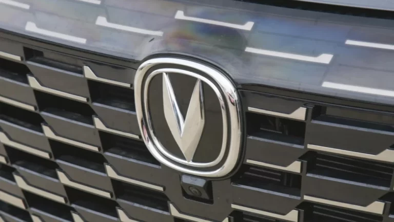 changan uni-s кроссовер логотип сбоку спереди завод в россии