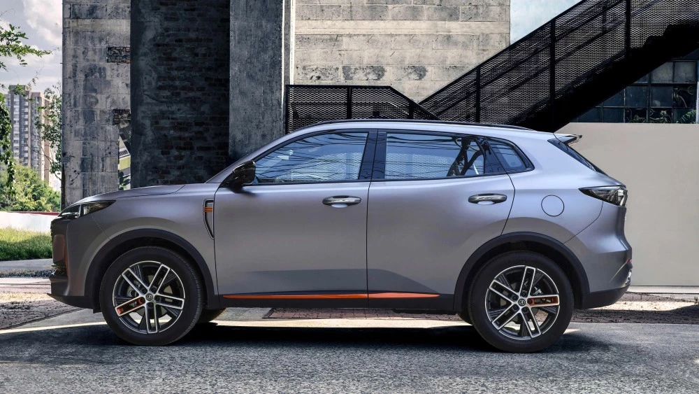 CS55 Plus Uni-S сбоку кроссовер