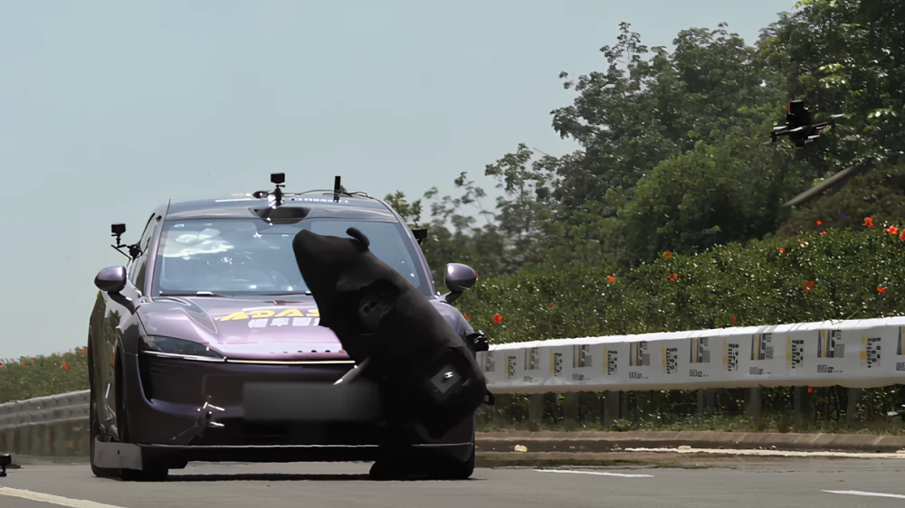 luxeed r7 электромобиль сбоку спереди проходит тест автономного вождения экстренного торможения aeb adas dongchedi