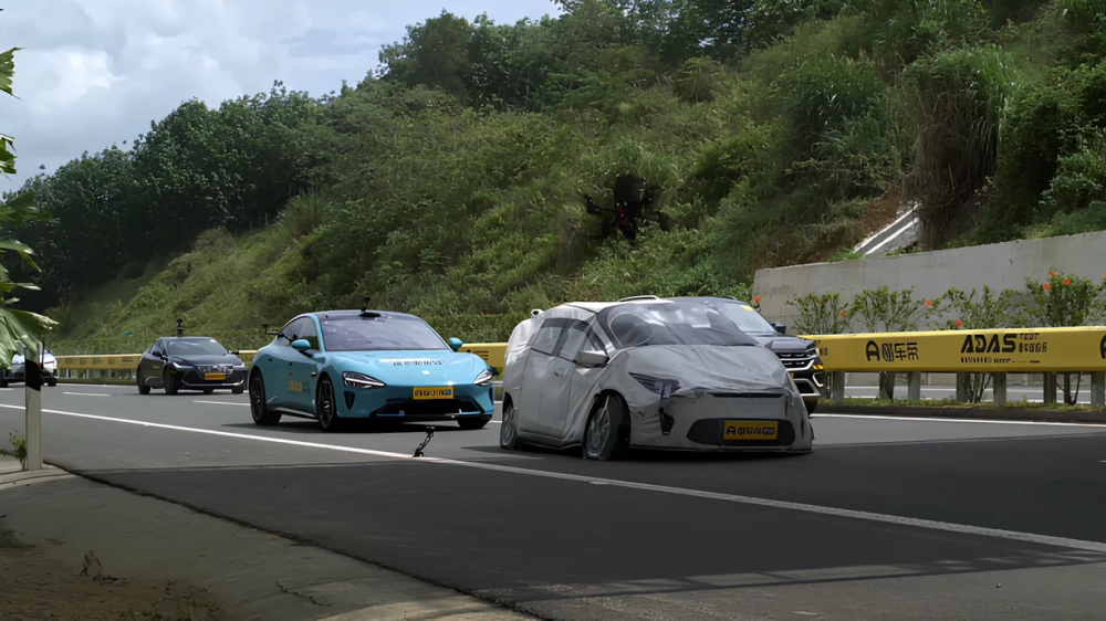 xiaomi su7 электромобиль сбоку спереди проходит тест автономного вождения эктсренного торможения aeb adas dongchedi