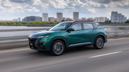 Кроссовер Dongfeng Mage сбоку спереди