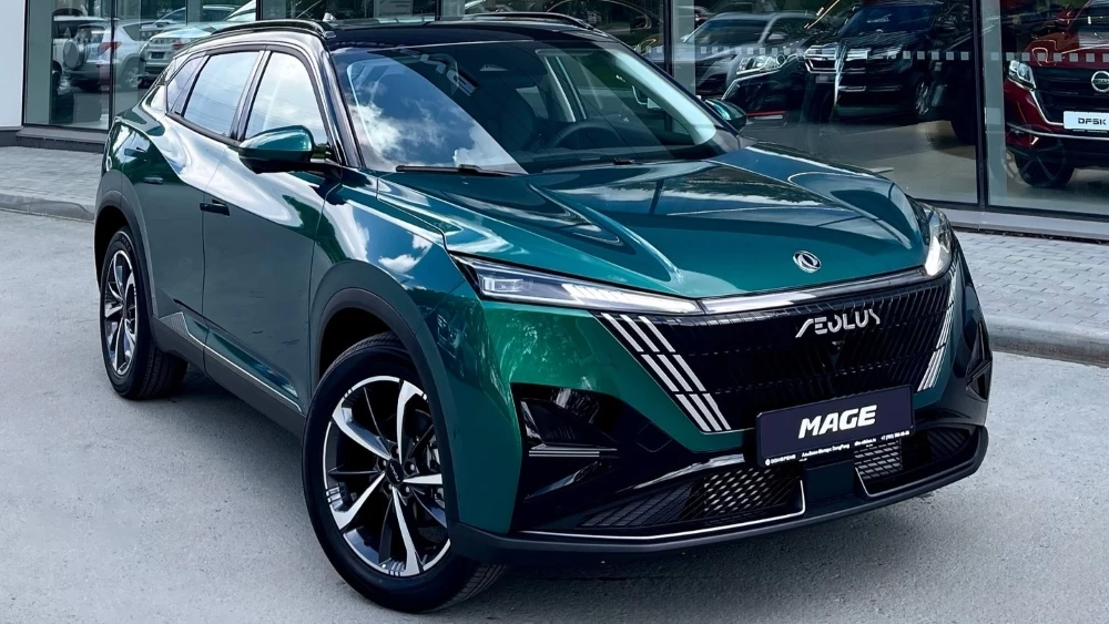 Dongfeng Mage новый сбоку спереди у дилера в барнаул у автосалона купить новый