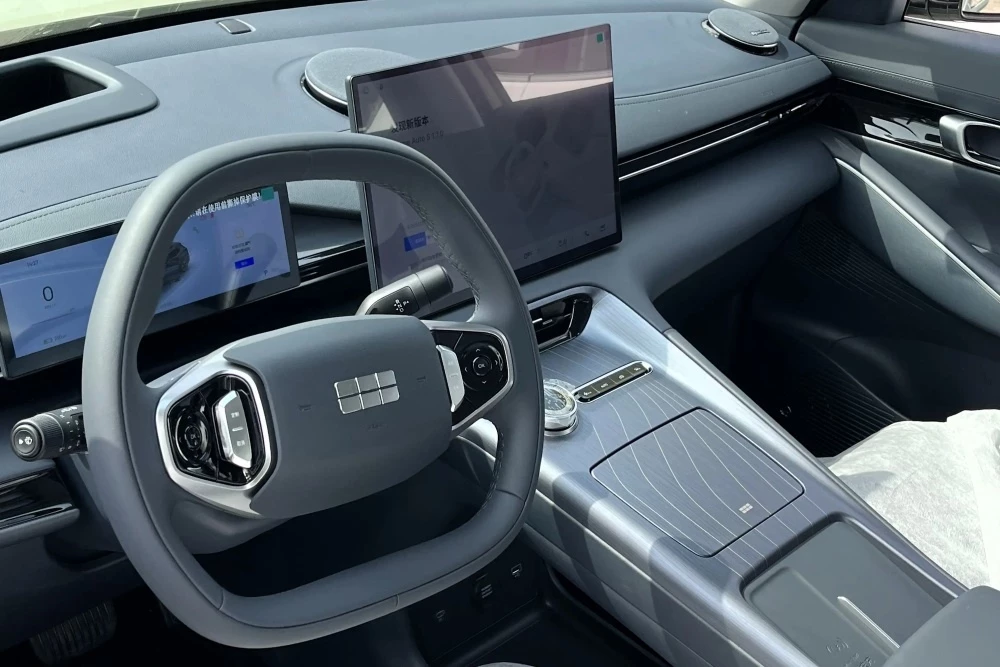 Электрический кроссовер Geely E5 EX5 интерьер 2026 у дилера