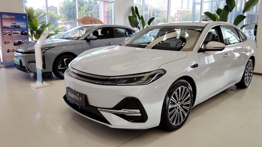 седан galaxy a7 em-i сбоку спереди