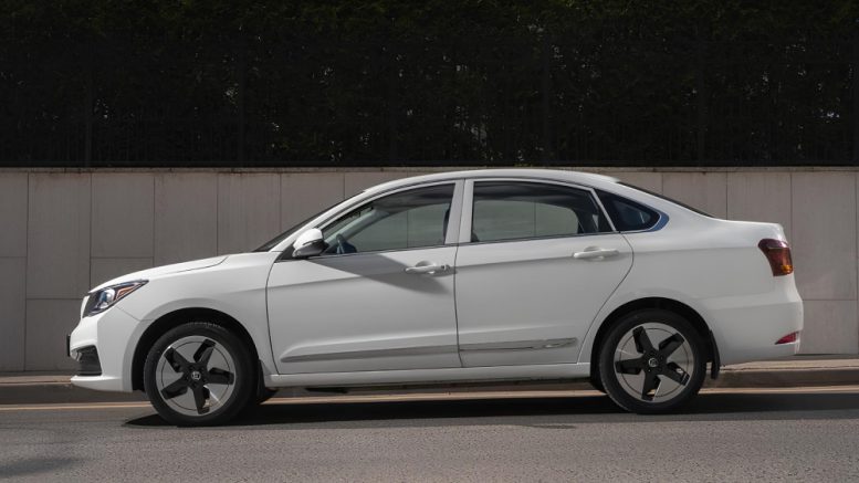 evolute i-pro самый продаваемый электромобиль в россии сбоку белый седан