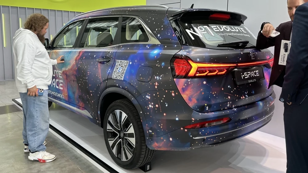 Гибридный кроссовер Evolute i-Space иннопром сбоку сзади