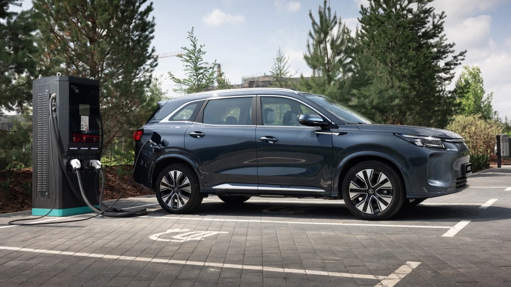 Гибридный кроссовер Evolute i-Space иннопром сбоку спереди