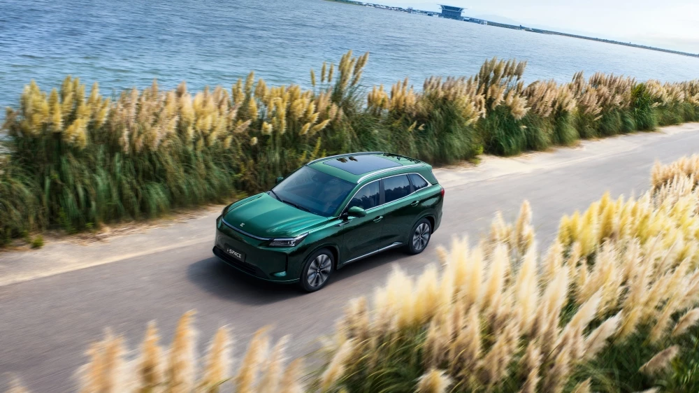 Гибридный кроссовер Evolute i-Space в динамике сбоку сверху