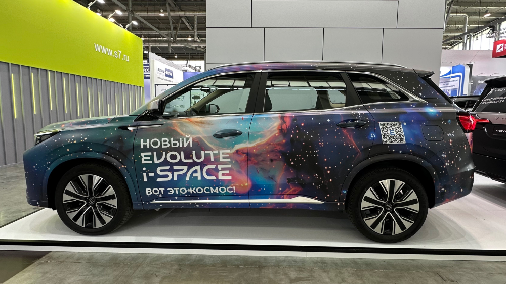 evolute i-space новый сбоку гибридный кроссовер отечественной сборки