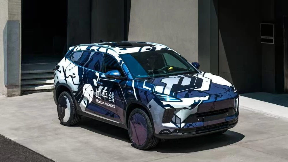 exeed exlantix e05 гибридный exeed txl сбоку спереди кроссовер