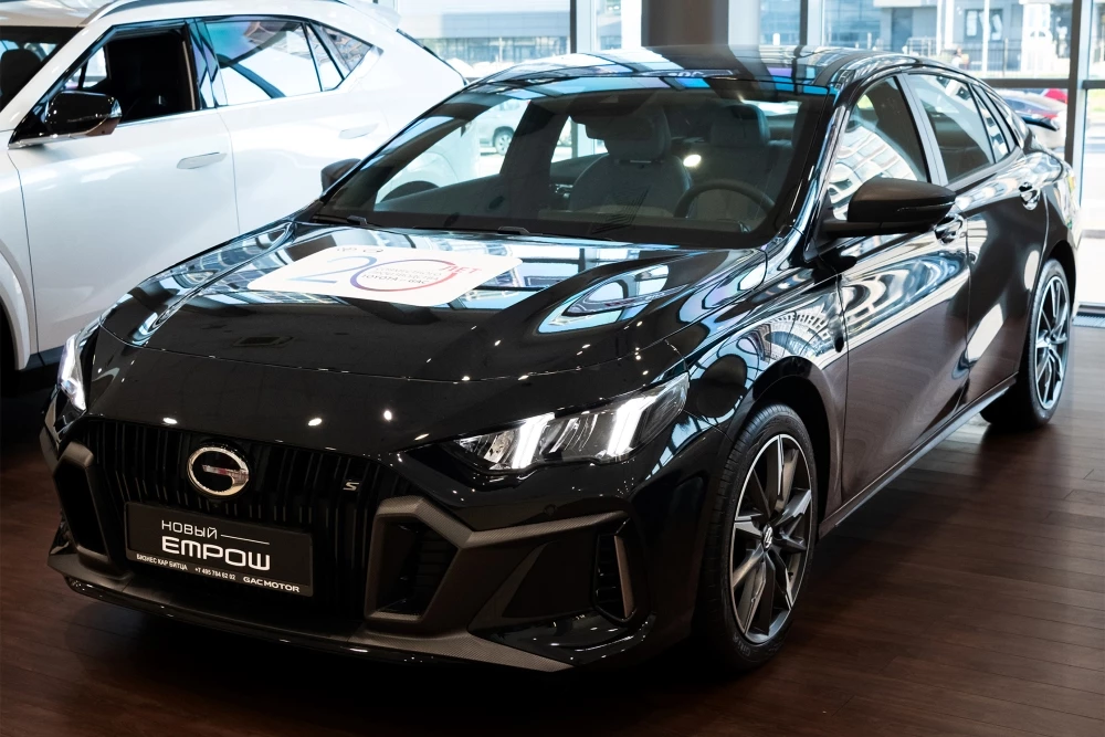 GAC empow сбоку спереди БИЗНЕС КАР автомобили у дилера в автосалоне