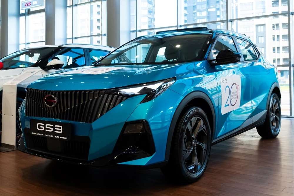 GAC GS3 сбоку спереди БИЗНЕС КАР автомобили у дилера в автосалоне