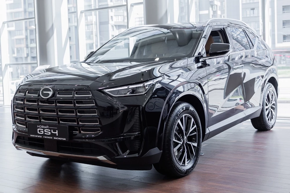 GAC GS4 сбоку спереди БИЗНЕС КАР автомобили у дилера в автосалоне