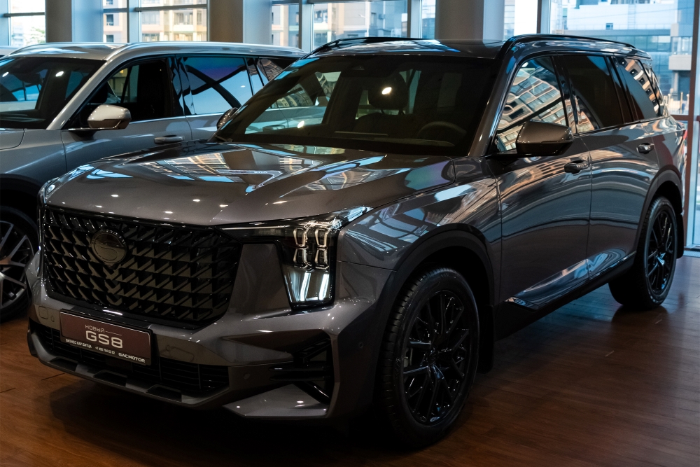 GAC GS8 сбоку спереди БИЗНЕС КАР автомобили у дилера в автосалоне