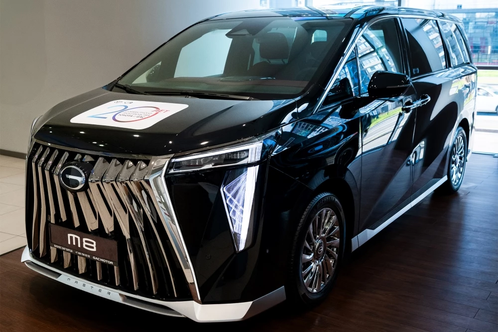 GAC M8 сбоку спереди БИЗНЕС КАР автомобили у дилера в автосалоне
