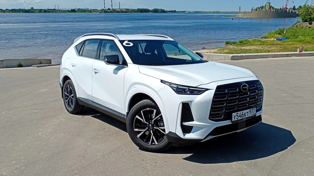 Кроссовер GAC GS4 сбоку спереди