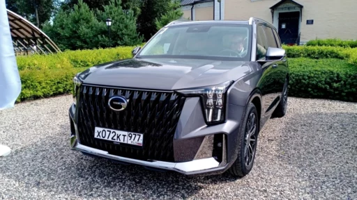 Обновленный кроссовер GAC GS8 Dragon спереди