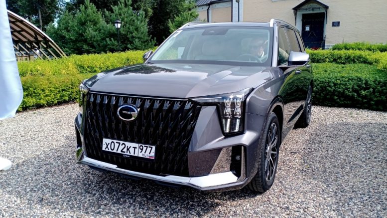 Обновленный кроссовер GAC GS8 Dragon спереди