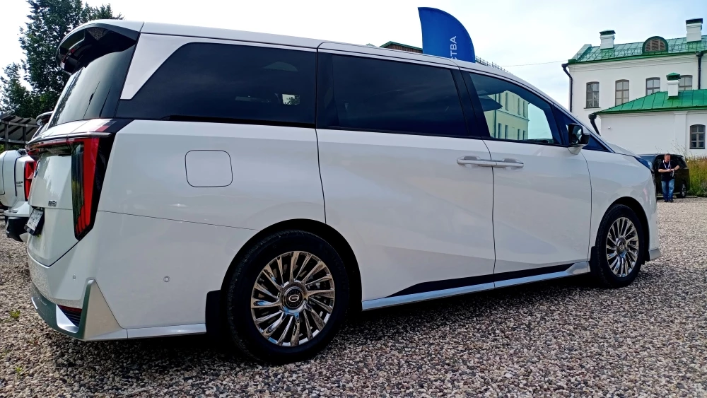 Минивэн GAC M8 сбоку