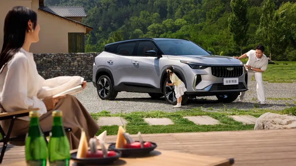 Обновленный кроссовер Geely Cityray сбоку спереди водитель семья