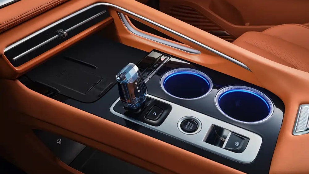 Обновленный кроссовер Geely Cityray салон интерьер центральный тоннель