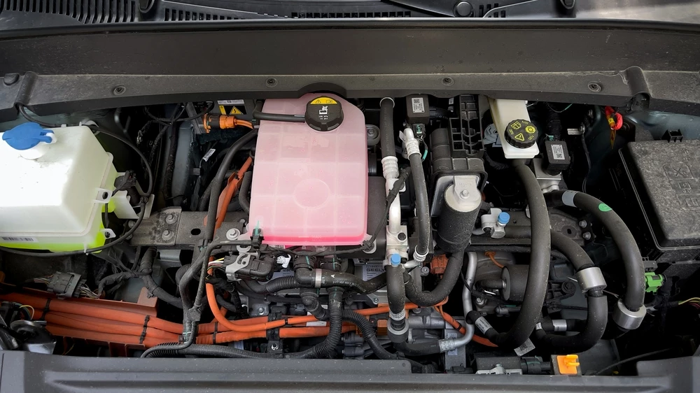 Geely EX5 тест двигатель мотор открыт капот