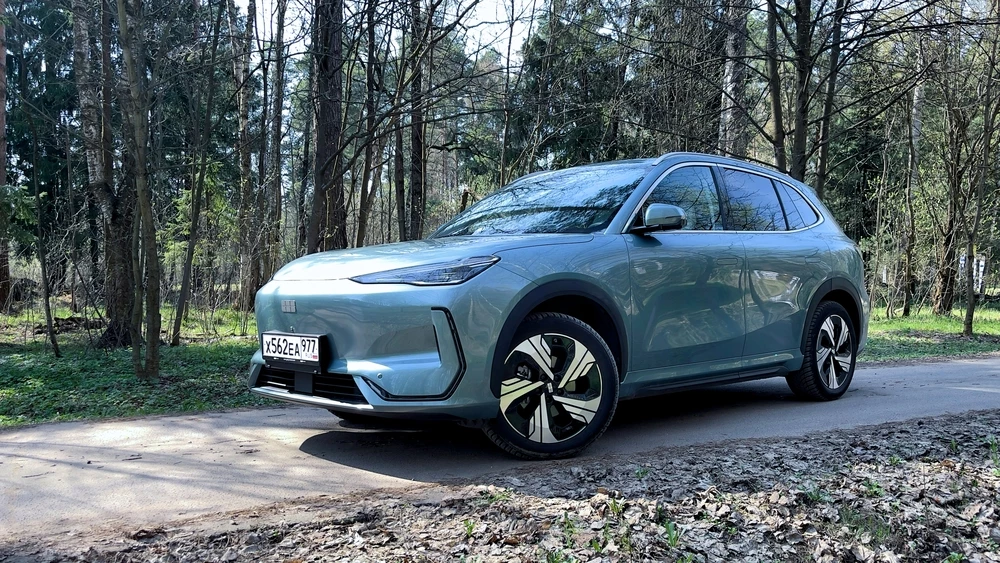 Geely EX5 тест сбоку спереди