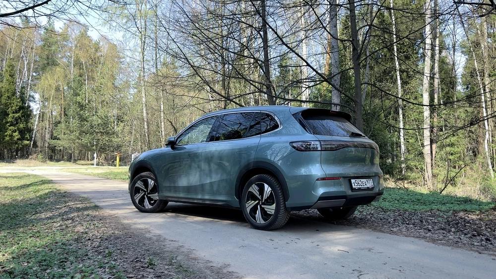 Geely EX5 тест сбоку сзади