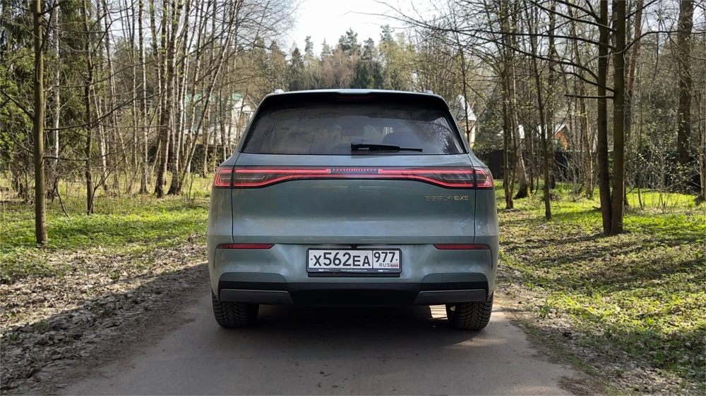 Geely EX5 тест сзади