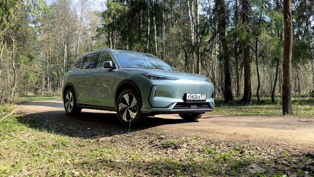 Geely EX5 тест сбоку спереди