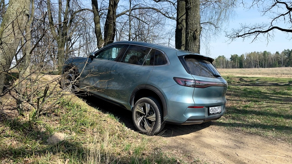 Geely EX5 тест сбоку сзади