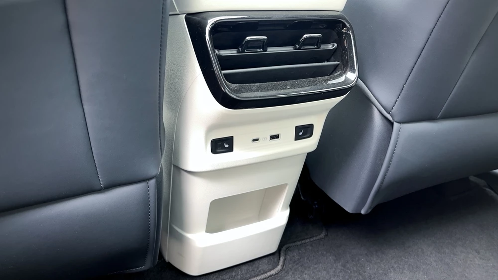 Geely EX5 тест салон интерьер второй ряд воздуховод